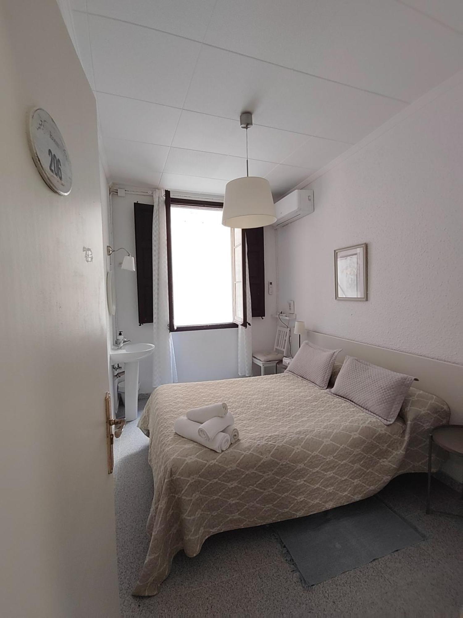 Hostal Dragonflybcn — Photos 1